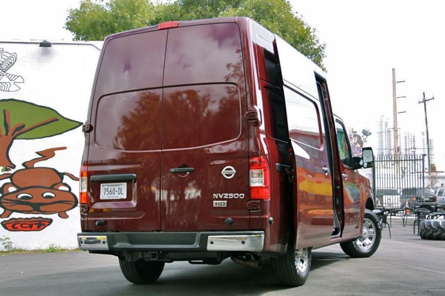  Nissan NV2500 HD 2012 года  (фото 23 из 38)